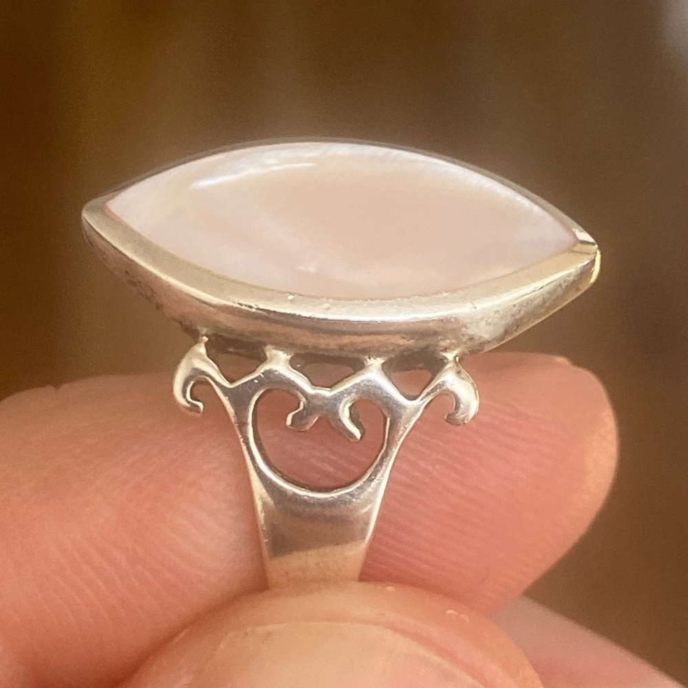 Vintage sterling silver marquise cut estate ring, mother of pearl, size 8 - Picture 5 of 6